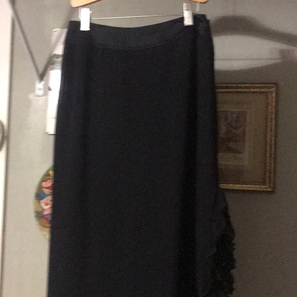 Black skirt with high slit on side. - Picture 2 of 3